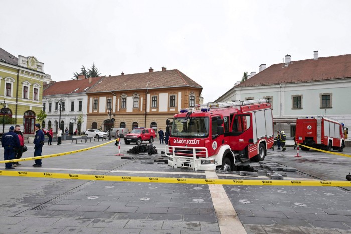 Beszakadt az út egy tűzoltóautó alatt Egerben – fotók