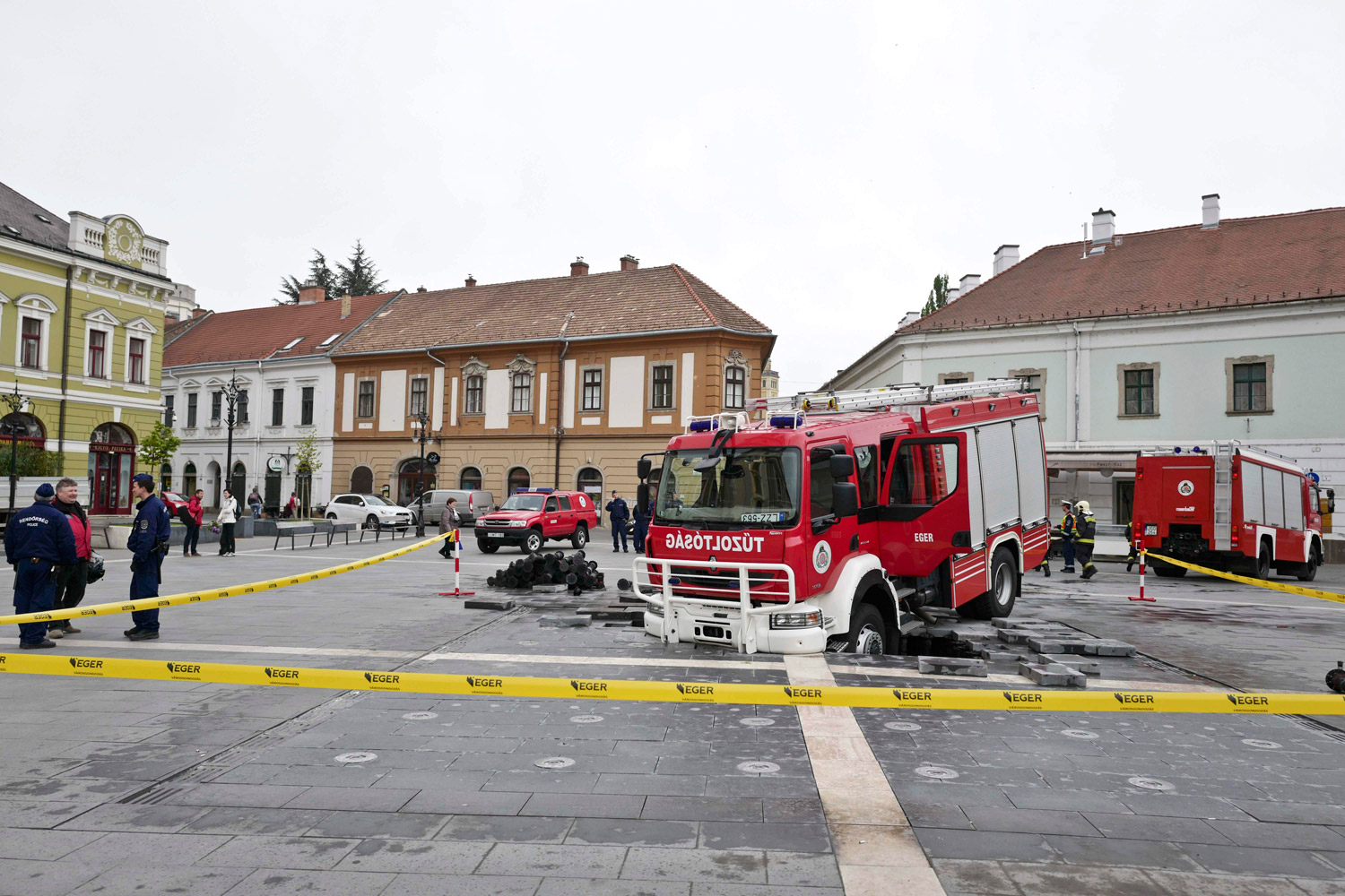 Beszakadt az út egy tűzoltóautó alatt Egerben – fotók 5
