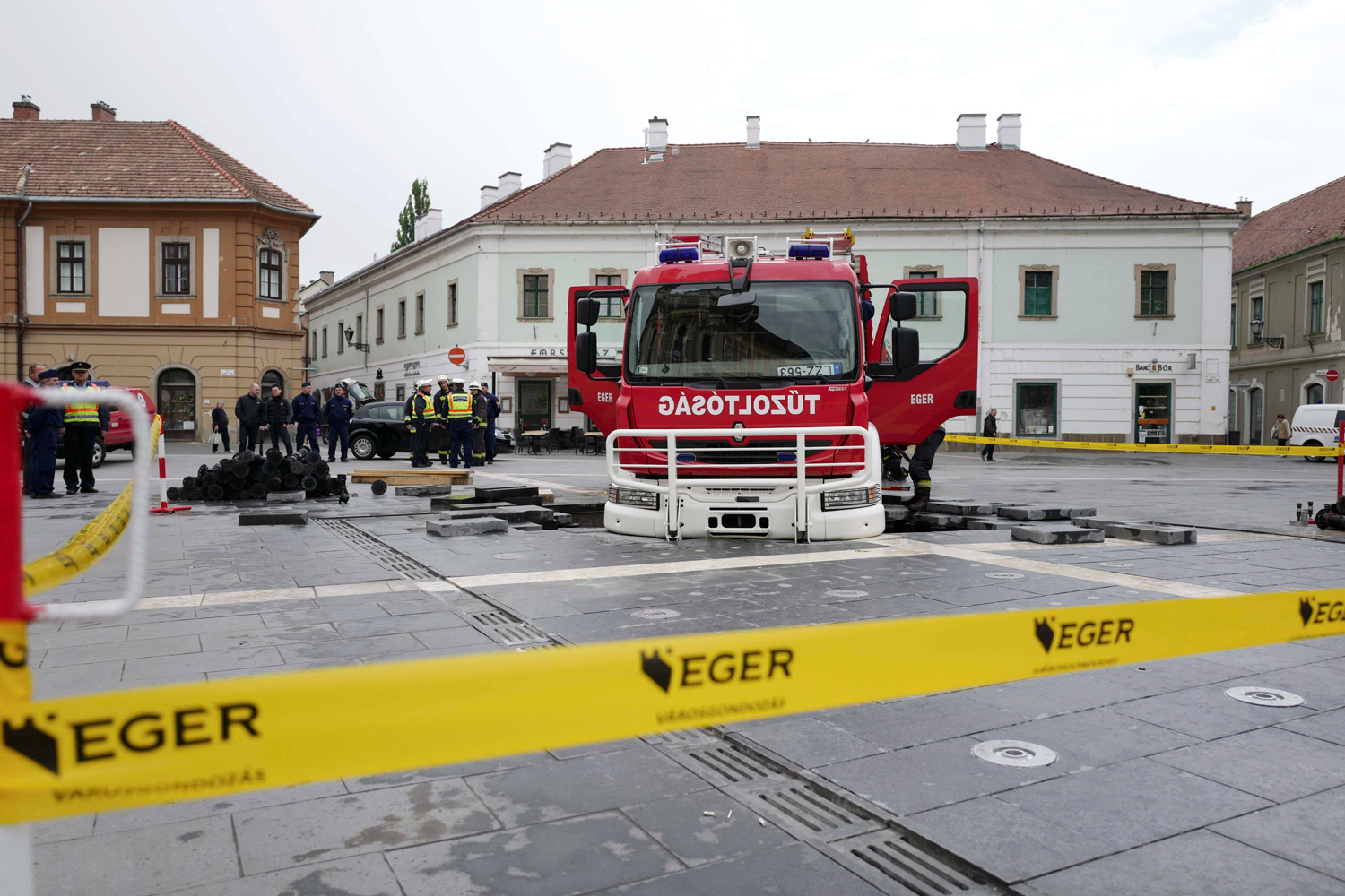 Beszakadt az út egy tűzoltóautó alatt Egerben – fotók 4