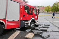 Beszakadt az út egy tűzoltóautó alatt Egerben – fotók 8