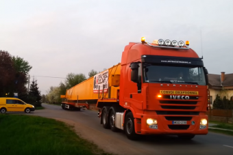 Két 42 méteres acélszörny járja az ország útjait