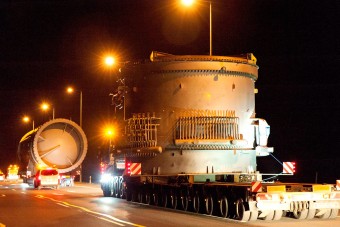 Újabb fotók a 81-es utat megbénító szállítmányról