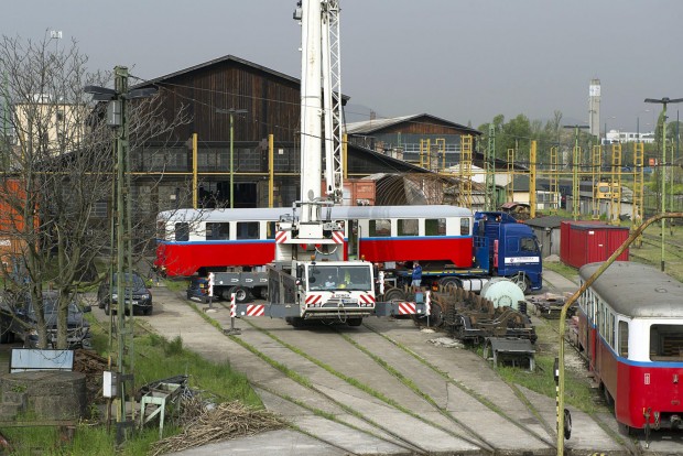 Budapest, 2016. április 6. Speciális szállítójármûre emelik a hûvösvölgyi gyermekvasút felújított BAW sorozatú személykocsiját a MÁV fõvárosi XIV. kerületi Dózsa György úti javítómûhelyében 2016. április 6-án. A 66 éves, 10 tonnás, 16 méter hosszú kocsit, amelyet a Ganz Gépgyárban 1950-ben készítettek, daruval emelik a szintén felújított forgózsámolyokra a gyermekvasút hûvösvölgyi végállomásán. MTI Fotó: Lakatos Péter