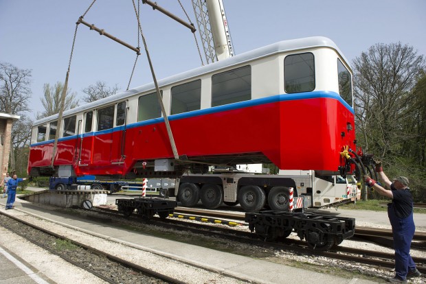 Budapest, 2016. április 6. A hûvösvölgyi gyermekvasút felújított BAW sorozatú személykocsiját daruval emelik a kerekeire a gyermekvasút hûvösvölgyi végállomásán 2016. április 6-án. A 66 éves, 10 tonnás, 16 méter hosszú kocsit, amelyet a Ganz Gépgyárban 1950-ben készítettek, a MÁV fõvárosi XIV. kerületi Dózsa György úti javítómûhelyében újították fel. MTI Fotó: Lakatos Péter