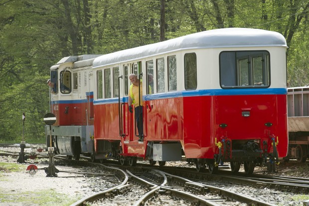 Budapest, 2016. április 6. A hûvösvölgyi gyermekvasút felújított BAW sorozatú személykocsiját vontatják a gyermekvasút hûvösvölgyi végállomásán 2016. április 6-án. A 66 éves, 10 tonnás, 16 méter hosszú kocsit, amelyet a Ganz Gépgyárban 1950-ben készítettek, a MÁV fõvárosi XIV. kerületi Dózsa György úti javítómûhelyében újították fel. MTI Fotó: Lakatos Péter