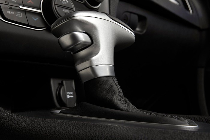 Ugyanaz az elektronikus vezérlés, eltérő kialakítású váltókar a Dodge Charger fedélzetén