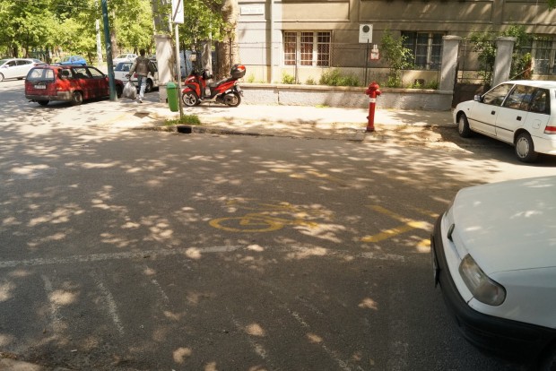Lekopott felfestés miatt büntetik az autósokat Budapesten 2 A túloldalon, a Felicia előtt látszik a felfestés, úgy-ahogy, de a menetirány szerinti jobboldalon csak sejteni lehet, ha nagyon odafigyelünk