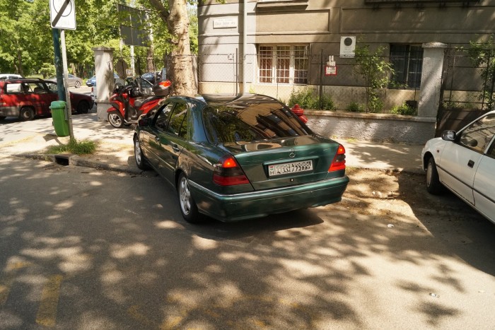 Péter pont itt állt, ahol a zöld Merci (akit én jófejségből figyelmeztettem, amikor személyesen meggyőzödtem Péter igazáról, hogy tilosban áll. Megköszönte, és elment, bár állítása szerint már "majd' behugyozott"