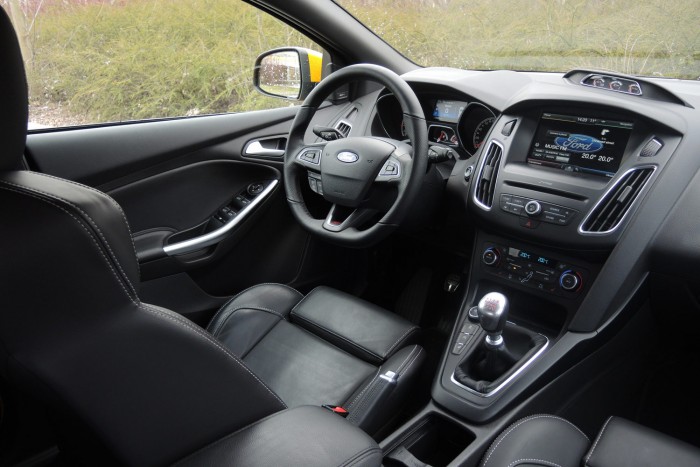 Az ülés és a kormány borítása jó tapintású, de egyes műanyagok gyengébb anyagból készültek