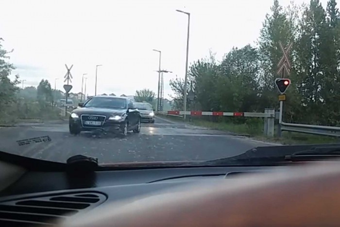 Piroson át a sínre hajtottak, annyira siettek