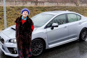 A néni 13 évig spórolt a Subarura, 81 évesen megvette