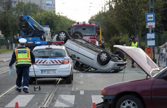 Felborult egy autó Budapesten, a járókelők segítettek