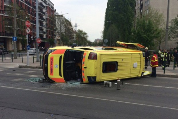 Felborult egy mentőautó Angyalföldön