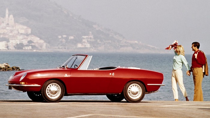 Bertone tervezte a kétüléses, vászontetős Fiat 850 Spidert