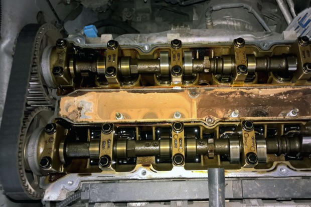 Mitől megy el egy autó 1 millió kilométert? 3 A vezérléscseréhez levett szelepfedél alatt rendszeres olajcserékről tanúskodik az egészséges mechanika