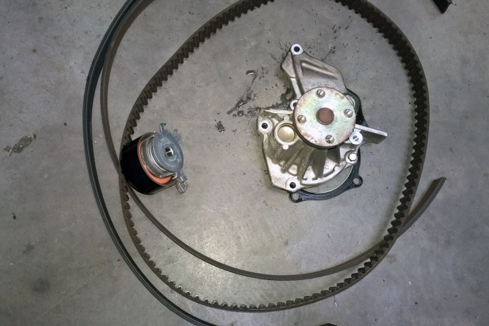 Mennyi pénzt visz el egy használt autó? 7 | Vezess Csak a képen látható vízpumpával együtt jó cserélni a vezérműszettet. A vízszivattyú cseréjének munkadíja önmagában is szinte annyi, mint a vezérműkészleté és ha megáll, megfogja a szíjon át az egész motort