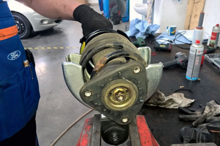 Mennyi pénzt visz el egy használt autó? 9 | Vezess Ár/érték alapon jó a tapasztalatom a márkaszervizekkel. Az öregebb autók szervizcsomagjaival áraik is versenyképesek a legális, számlát adó független műhelyekkel