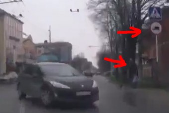 Tábla csapott le gyalogosra a kabarészerű balesetben