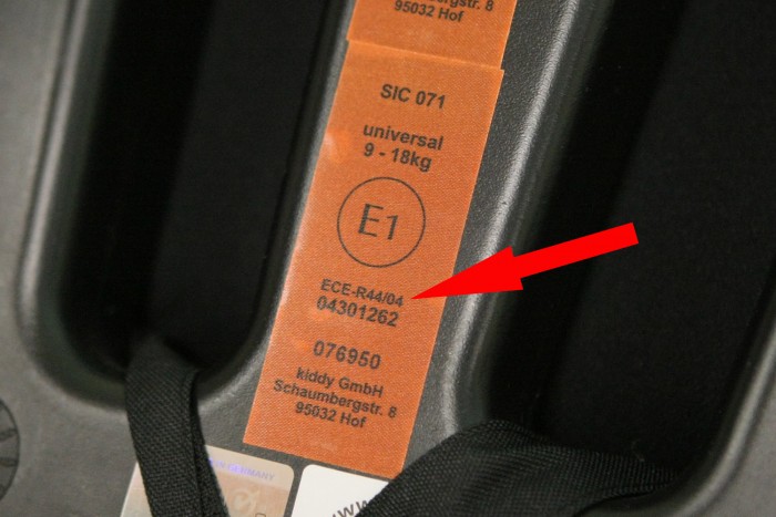 Kötelező jelölés az ülésen. A 03-as még elfogadott, de ilyet boltban már nem árulhatnak, csak 04-est