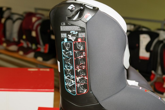 Akár menetiránnyal szemben, akár háttal is beköthető ez az ülés. A különböző színek a különböző bekötési módokhoz tartoznak