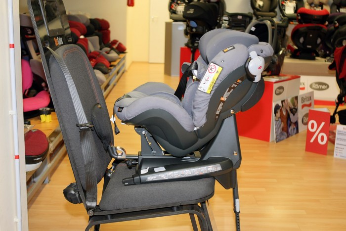 A boltban is meg lehet nézni a bekötést, de érdemes a saját autóhoz is kicipelni kipróbálni a kinézett ülést