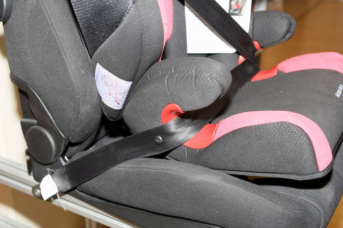 A legtöbb gyártó újabban egyszerűen elhagyja a karfát. Így nem lehet rosszul bekötni az ülést