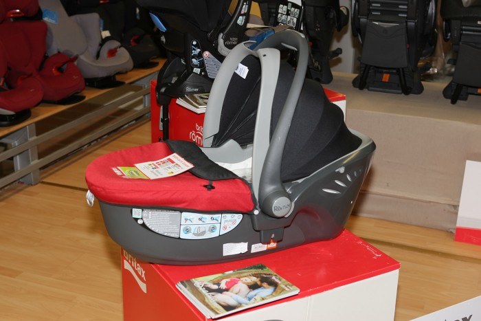 Hatalmas szerkezet, de 3 hónapos korig ebben, fekve a legjobb utaztatni a kicsiket