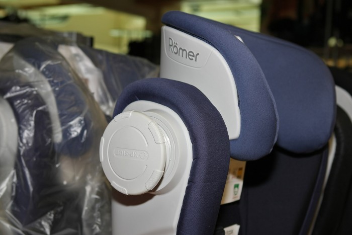 Az ülés oldalából extra oldalvédelmet nyújtó izé tekerhető ki