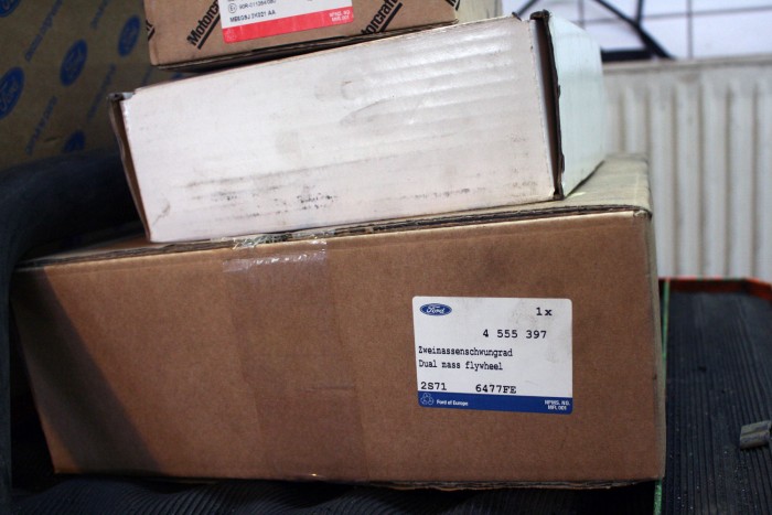 Beépítésre váró kettős tömegű lendkerék egy fővárosi márkaszervizben. Nem lesz olcsó a kuplungozás