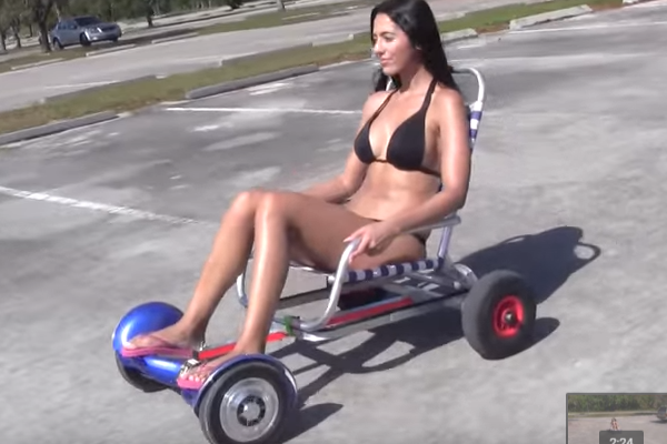 Bikinis csaj, guruló szék, remegő mellek