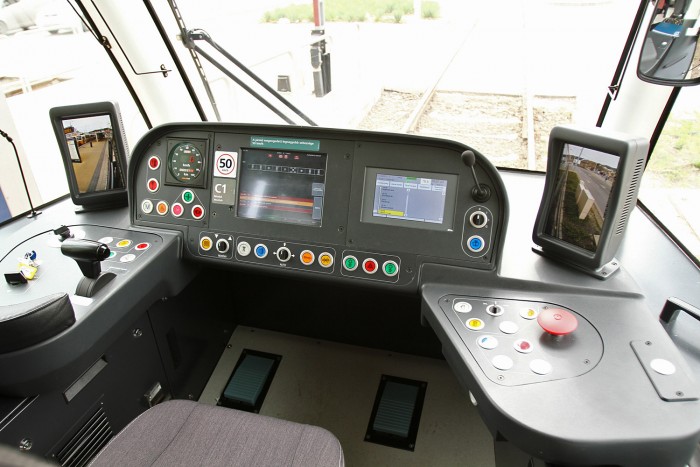 Vezérlőpult, a tükröket helyettesítő képernyőkkel