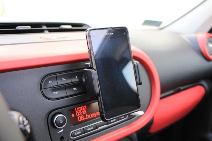 Egyszerű, könnyen kezelhető a gyári telefontartó. 