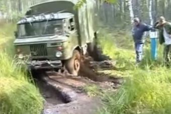 Tengelyig érő sárral küzd a GAZ-66, vajon megmenekül?