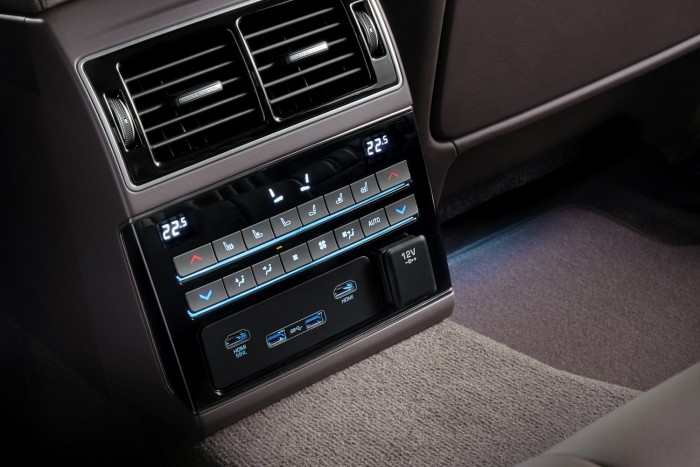 Kétzónás digitális klímavezérlés, motoros ülésállítás a hátul utazóknak