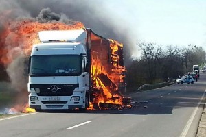 Így lángolt a kamion 37-es úton