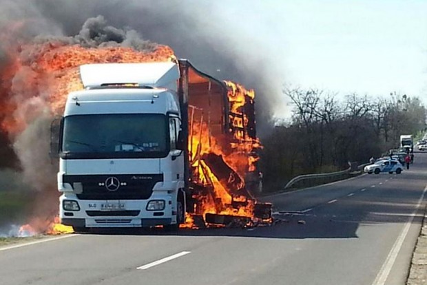 Így lángolt a kamion 37-es úton