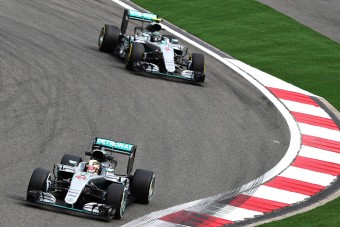 F1: Csütörtökön jön a mercis fejmosás