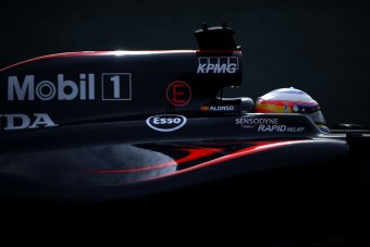 F1: Alonso szenved az autóban, de kibírja