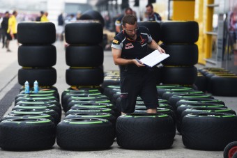 F1: Folyamatosan figyelné a guminyomást a Pirelli
