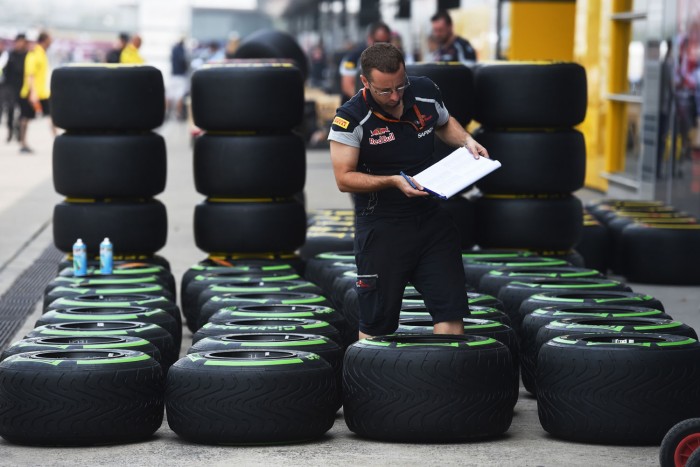 F1: Folyamatosan figyelné a guminyomást a Pirelli