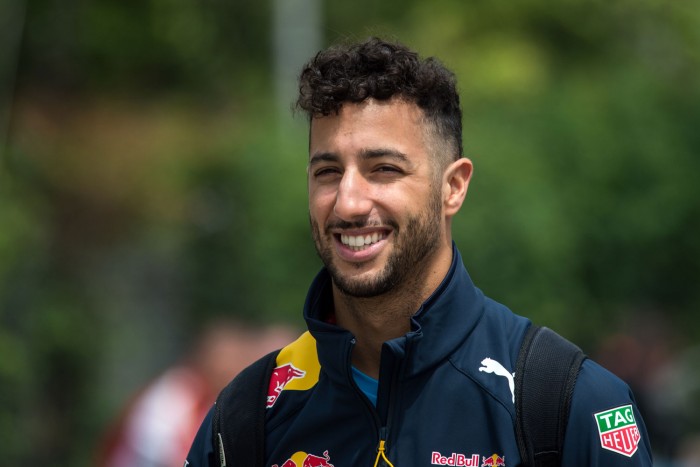 F1: Ricciardo Vettellel zuhanyzik – videó