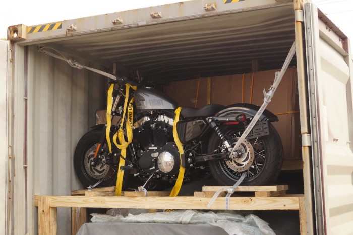 Így érkezik meg az Amerikából hozott álomautó 7 | Vezess Egy új Harley sportster a dobozban a fa alatt