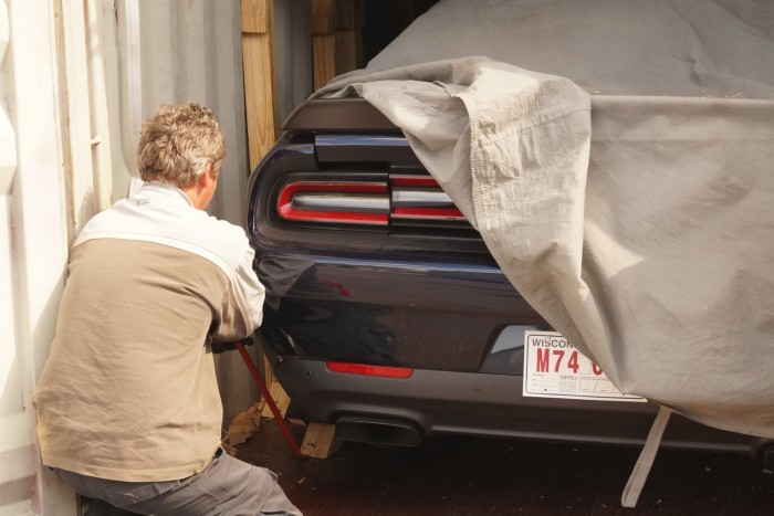 Így érkezik meg az Amerikából hozott álomautó 10 | Vezess Óvatosan kell kiverni az ácsolatot a hibátlan Challenger mellett