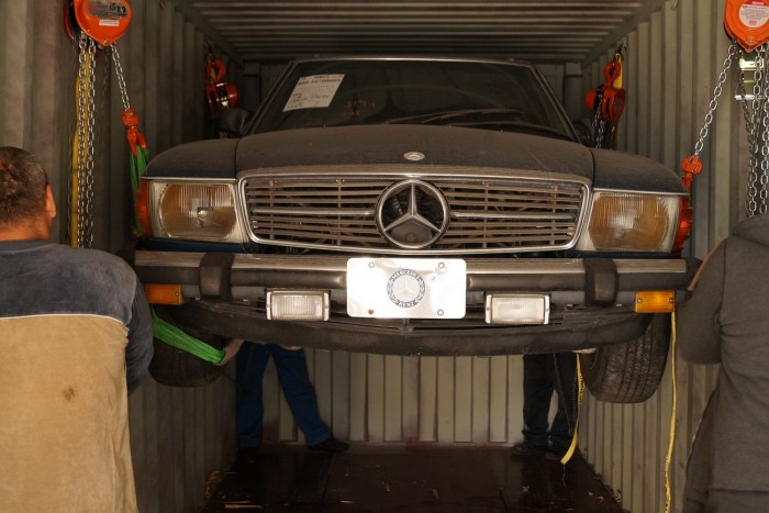 Így érkezik meg az Amerikából hozott álomautó 11 | Vezess A Mercedes SL-t kézi csörlővel engedték le a plafonról