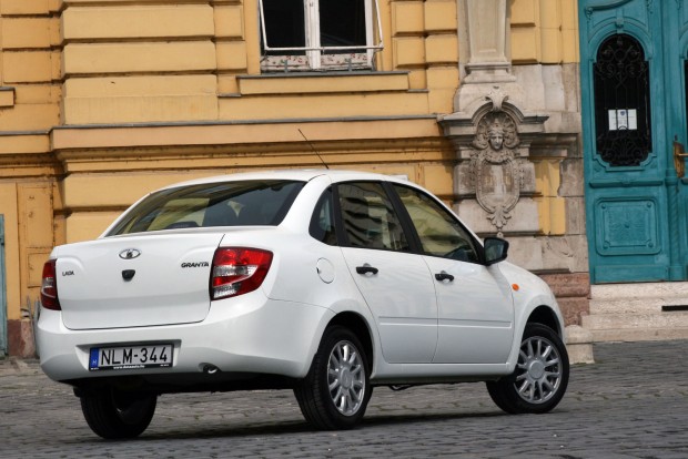 Teszten a legolcsóbb új Lada 9 Takarékos volt a tesztautó, 5,8-7,9 liter között fogyasztott autóúton illetve Budapesten 100 kilométeren