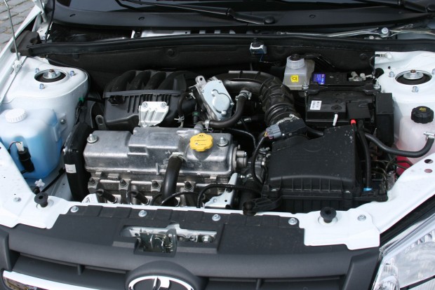 Teszten a legolcsóbb új Lada 6 87 lóerős a nyolc, 94 lóerős a 16 szelepes motor. Szelepállításra a 8V-ben lehet szükség, a 16 szelepes szelephézagát a hidrotőkék szabályozzák