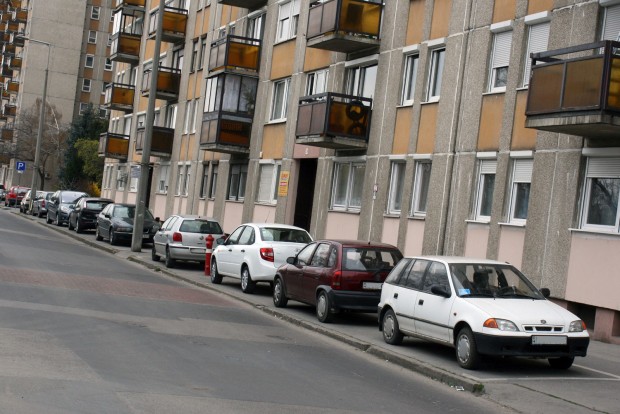 Teszten a legolcsóbb új Lada 8 Utcakép egy viszonylag drága budapesti lakótelepen, a XIII. kerületi Párkány utcában. Kár lenne leszólni a Grantát, az ország lakosságának nagyobbik fele kisebb értékű autókkal közlekedik