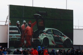 Dráma Mogyoródon - Michelisz Hondája elfüstölt