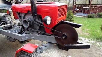 Ez a traktor tökéletes tűzifaaprító, de zombitámadás esetén se utolsó fegyver