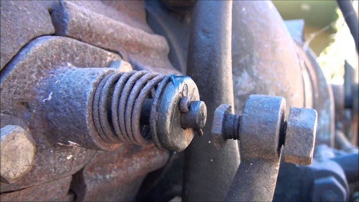 Tüsszögve pöfögő mechanikai csoda a múltból, ebben még volt anyag